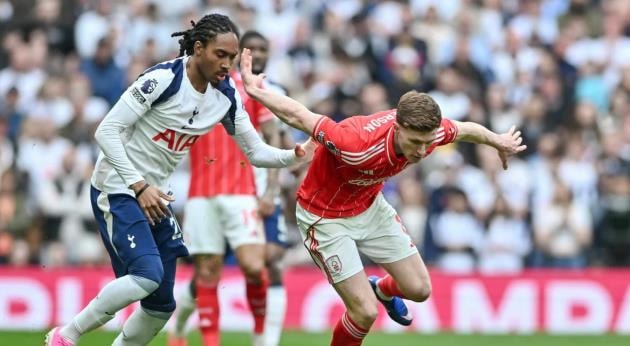 Elliot Anderson thi đấu nổi bật trong màu áo Nottingham Forest