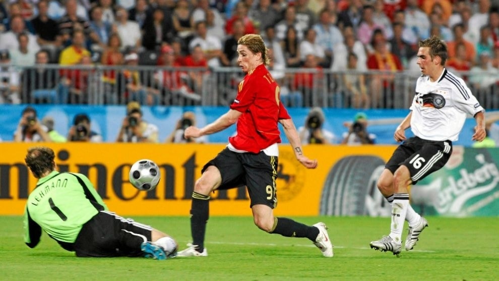 Khoảnh khắc Torres bứt tốc vượt qua Philipp Lahm ghi bàn duy nhất.