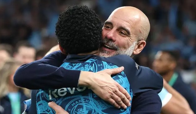 HLV Pep Guardiola ăn mừng đầy phấn khích sau khi Man City ghi bàn quyết định tại Wembley.