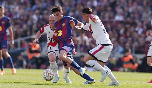 Pedri thi đấu ấn tượng trong hiệp một với khả năng thoát pressing thượng thặng