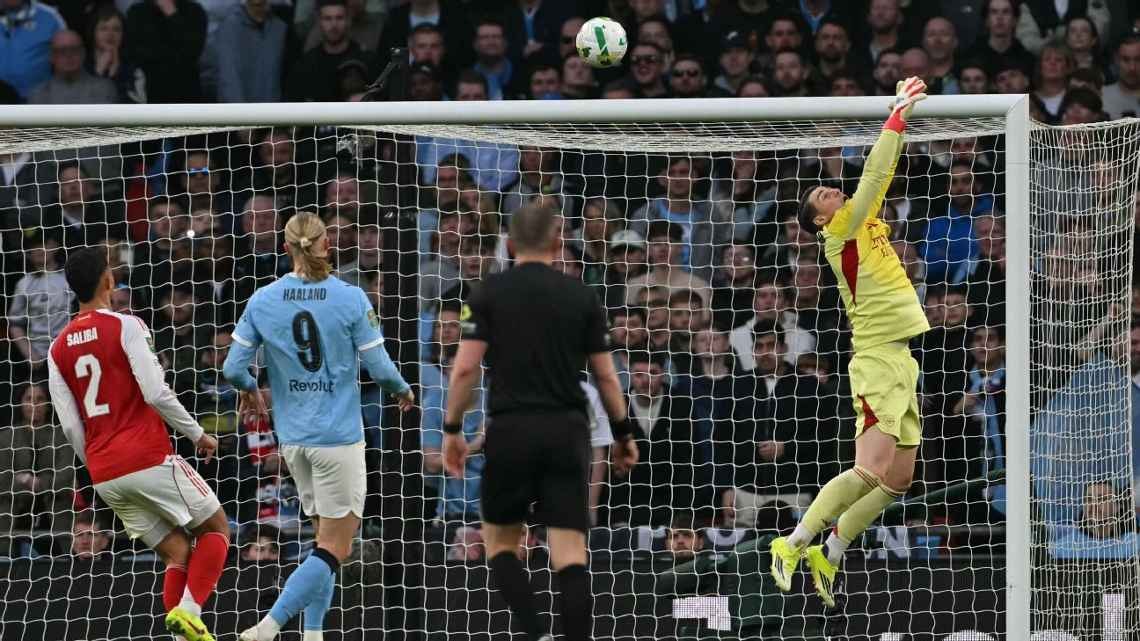 Thủ thành Kepa Arrizabalaga của Arsenal lộ rõ vẻ thất vọng sau sai lầm dẫn đến bàn thua trước Manchester City.