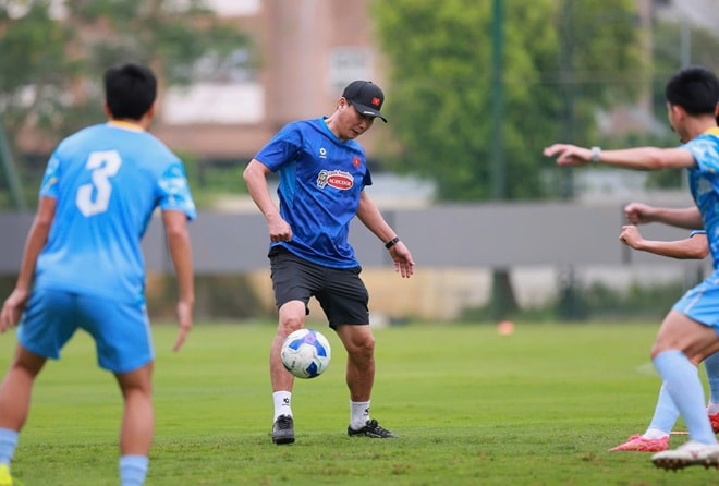 HLV Kim Sang Sik trực tiếp tham gia bài tập phối hợp cùng các cầu thủ Đội tuyển Việt Nam trên sân tập.