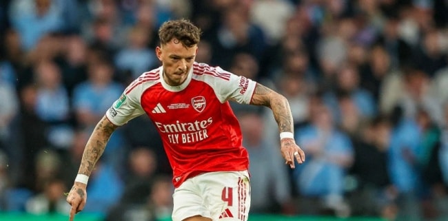 Ben White hụt hơi trong hiệp hai trước các chân sút Man City