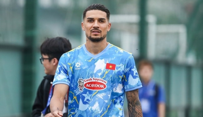 Tiền vệ Đỗ Hoàng Hên trong màu áo câu lạc bộ chủ quản, sẵn sàng cho đợt tập trung đội tuyển.