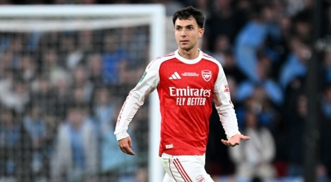 Martin Zubimendi thi đấu thiếu gắn kết ở khu trung tuyến