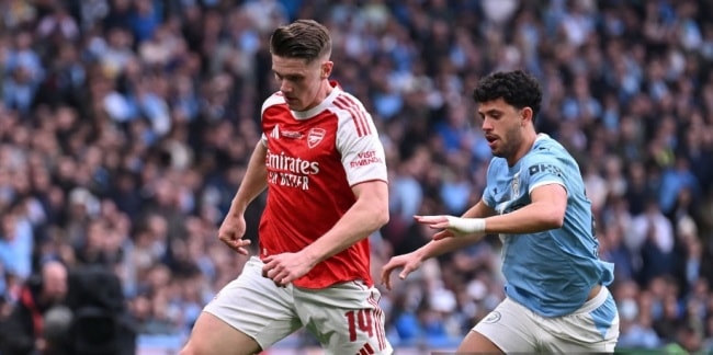 Viktor Gyokeres bị cô lập giữa các hậu vệ áo xanh