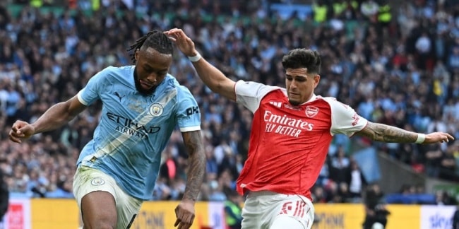 Piero Hincapie vất vả ngăn chặn các đợt tấn công của đối thủ