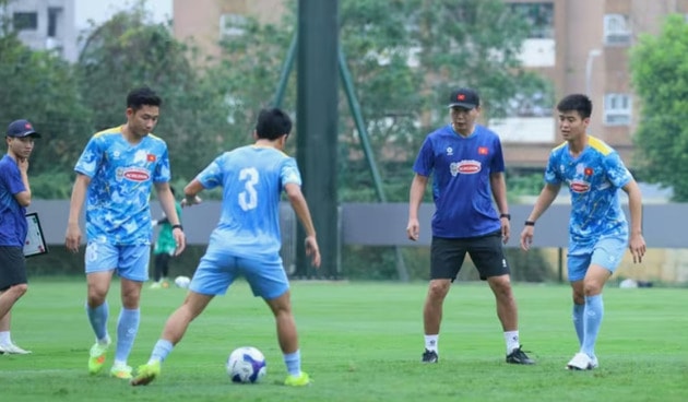 HLV Kim Sang Sik trên sân tập HLV Kim Sang Sik tham gia đá ma cùng các học trò.