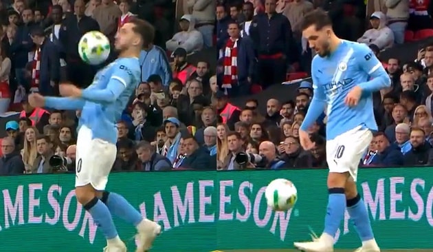 Pha bóng gây tranh cãi của sao Man City Rayan Cherki tại chung kết Carabao Cup