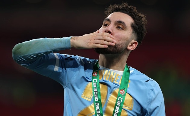 Rayan Cherki ăn mừng chức vô địch Carabao Cup cùng Manchester City