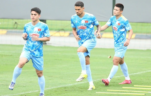 Hoàng Hên và Khuất Văn Khang trong màu áo đội tuyển Việt Nam