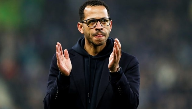 Liam Rosenior đối mặt với nguy cơ bị Chelsea sa thải sau chuỗi trận bết bát.