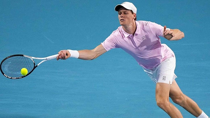 Jannik Sinner ăn mừng chiến thắng thuyết phục trước Moutet tại Miami Open