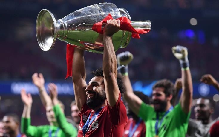 Mohamed Salah ăn mừng cùng người hâm mộ tại sân Anfield.