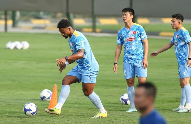 Xuân Son trở lại tập luyện cùng toàn đội.