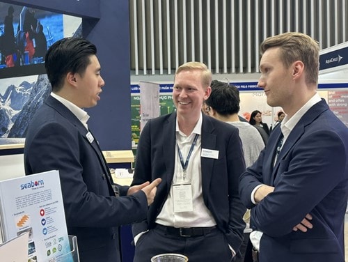 Khách hàng tìm hiểu thông tin tại gian hàng cá hồi Na Uy