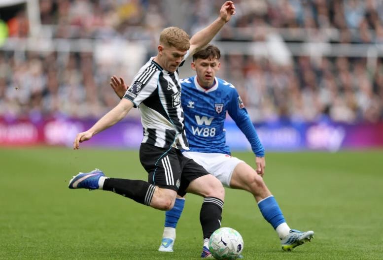 Chris Rigg có màn trình diễn ấn tượng trước Newcastle.