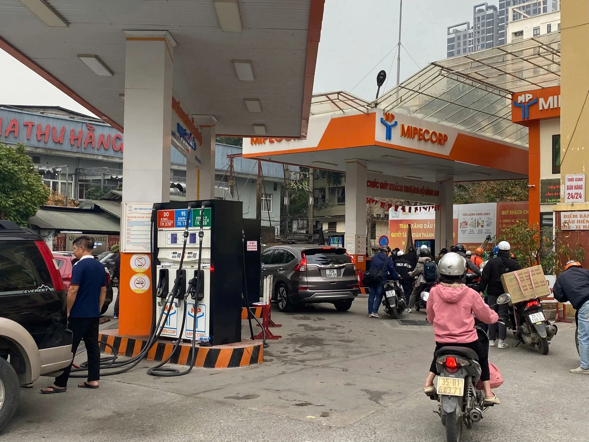 Giá xăng dầu hôm nay 27/3/2026: RON 95 giảm gần 6000 đồng/lít, Thủ tướng miễn ba loại thuế