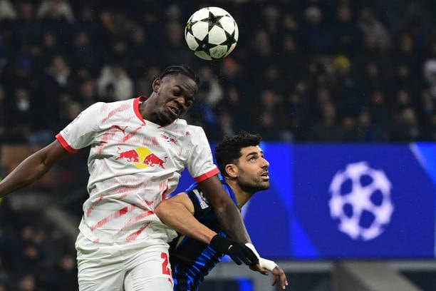 Lukeba tranh chấp bóng tại Champions League