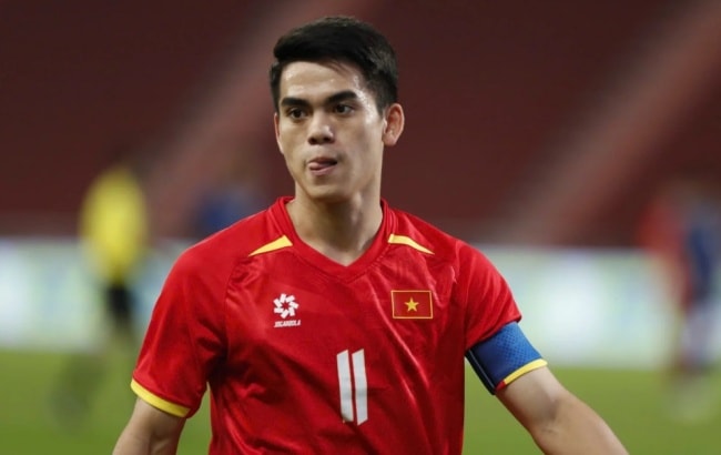 Khuất Văn Khang gặp vấn đề ở cổ chân trong buổi tập của đội tuyển Việt Nam ngày 27/3