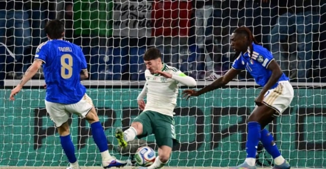 Hàng phòng ngự Bắc Ireland chơi tập trung trong hiệp một trước sức ép của Italia.