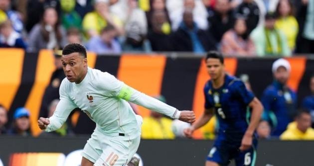 Kylian Mbappe bứt tốc loại bỏ hàng thủ Brazil trong trận giao hữu quốc tế.