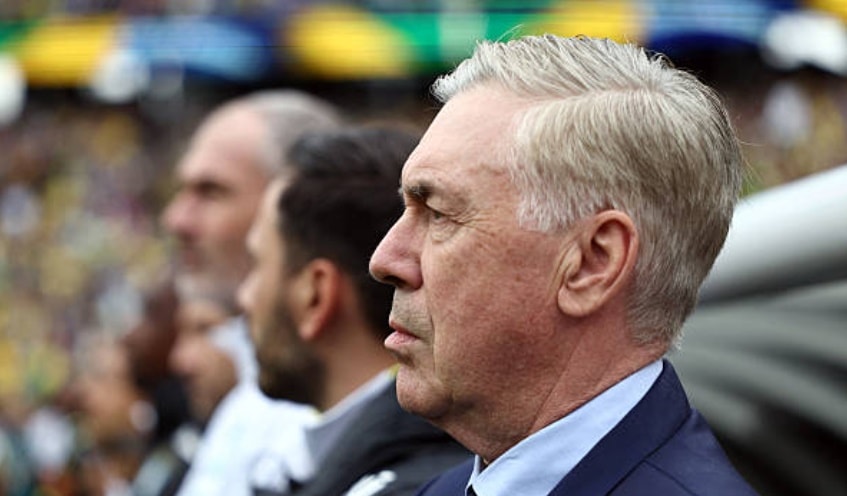 HLV Carlo Ancelotti đối mặt với nhiều áp lực sau thất bại thử nghiệm chiến thuật.