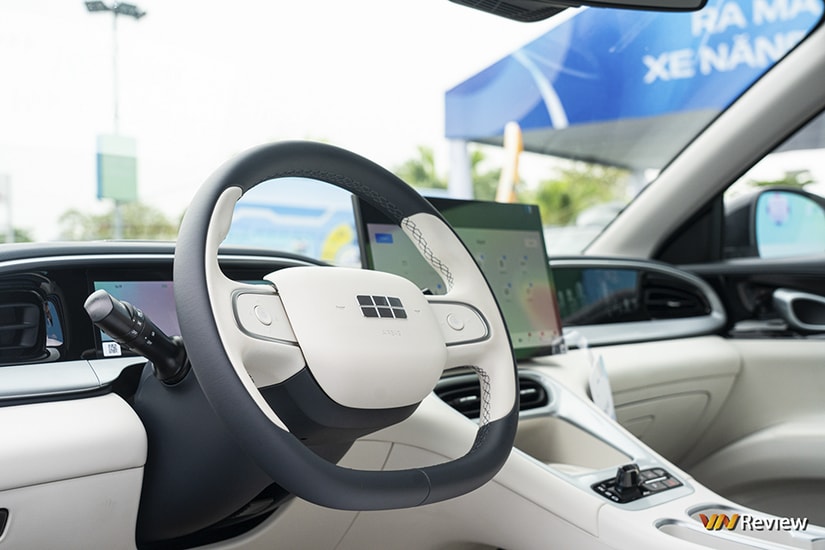 Nội thất hiện đại của Geely EX2 với màn hình trung tâm cỡ lớn