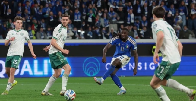 Moise Kean ăn mừng bàn thắng ấn định tỷ số 2-0 cho Italia