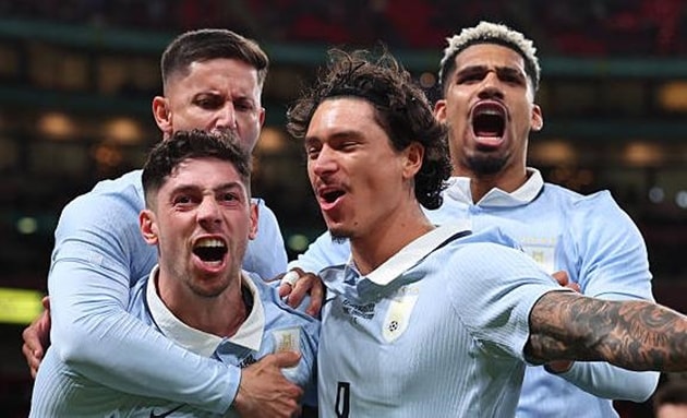 Lối chơi quyết liệt của Uruguay gây ra nhiều khó khăn cho các cầu thủ tuyển Anh.