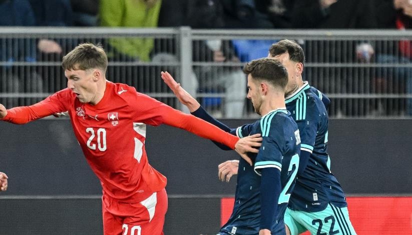 Các cầu thủ Thụy Sĩ gây áp lực lớn lên hàng thủ Đức trong hiệp một