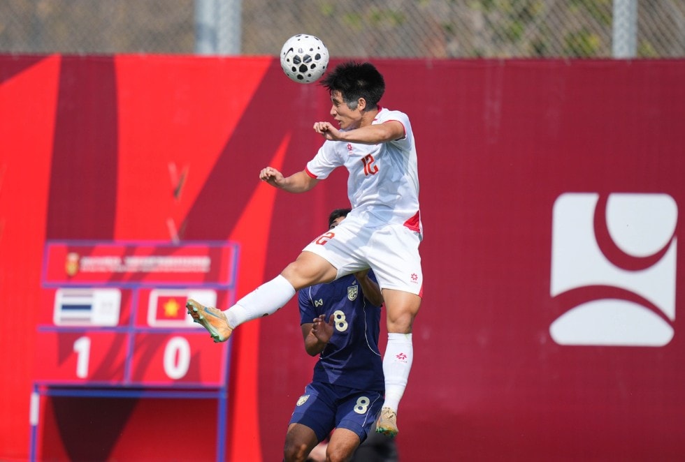 U23 Việt Nam tỏ ra bế tắc trước hàng thủ của U23 Thái Lan. Ảnh: Changsuek.