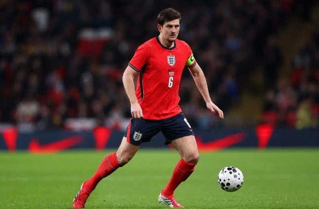 Maguire vinh dự được đeo băng thù quân ĐT Anh.