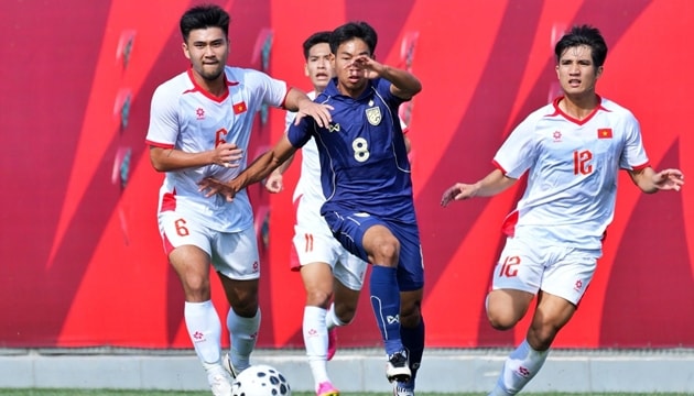 Các cầu thủ U23 Việt Nam nỗ lực trong hiệp 2