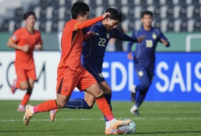 U23 Trung Quốc (áo đỏ) có cơ hội chạm trán U23 Việt Nam.