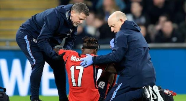 Noni Madueke dính chấn thương.