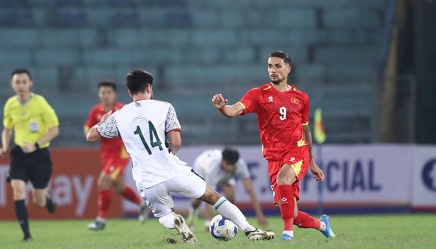 Đỗ Hoàng Hên thi đấu trong màu áo đội tuyển Việt Nam