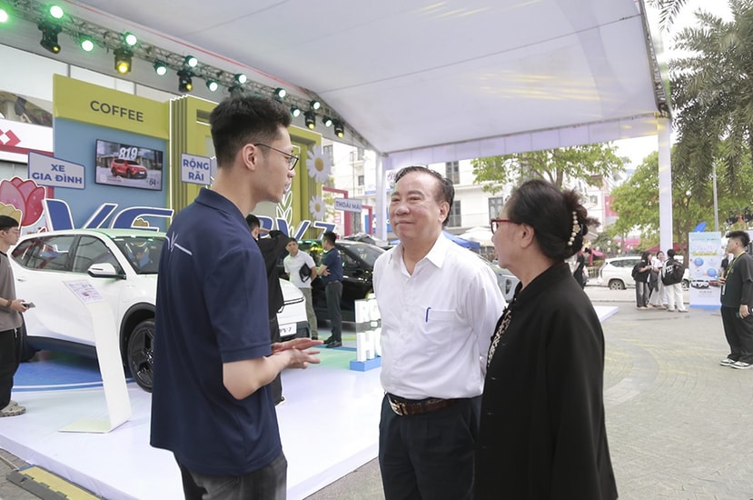 Khách hàng tham quan mẫu xe VF MPV 7