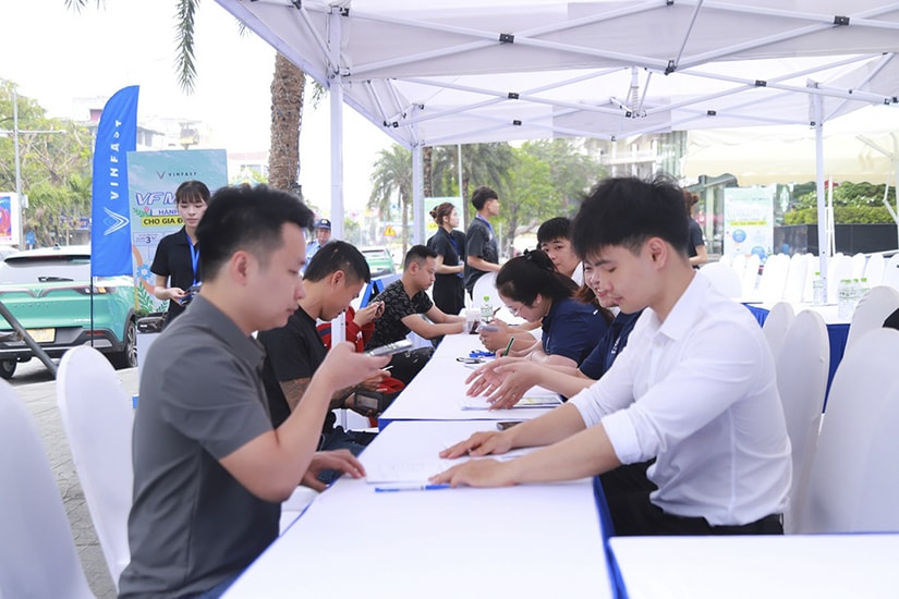 Khách hàng đăng ký lái thử trực tiếp VF MPV 7 tại Thanh Hóa