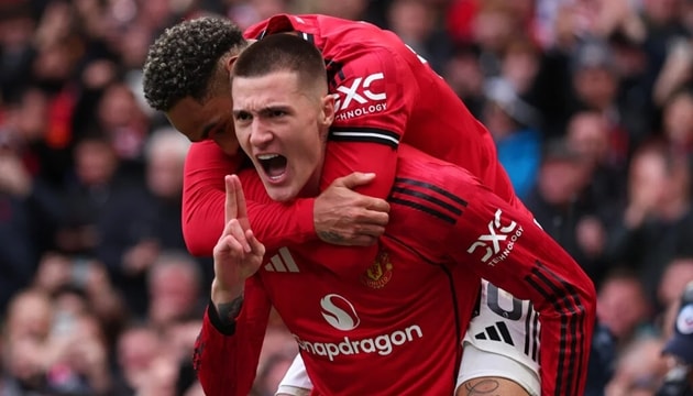 Benjamin Sesko ăn mừng bàn thắng trong màu áo Manchester United dưới sự cổ vũ của khán giả Old Trafford.