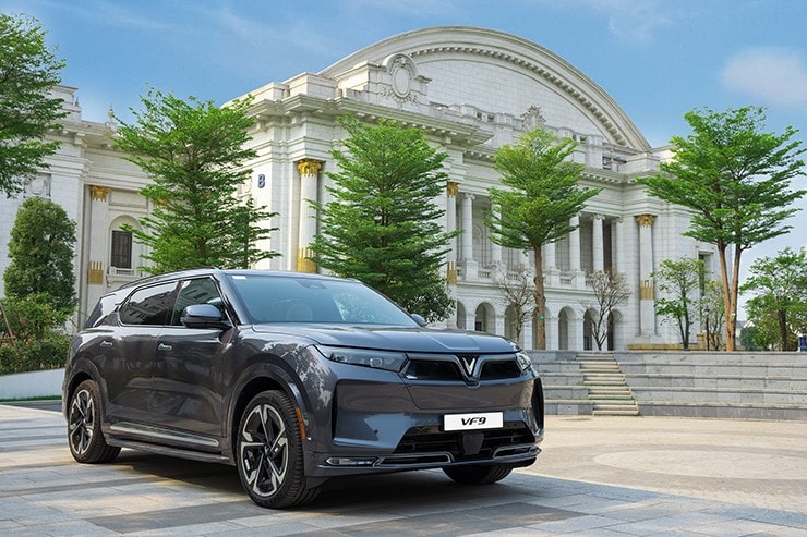 VinFast VF 9 tại trạm sạc điện