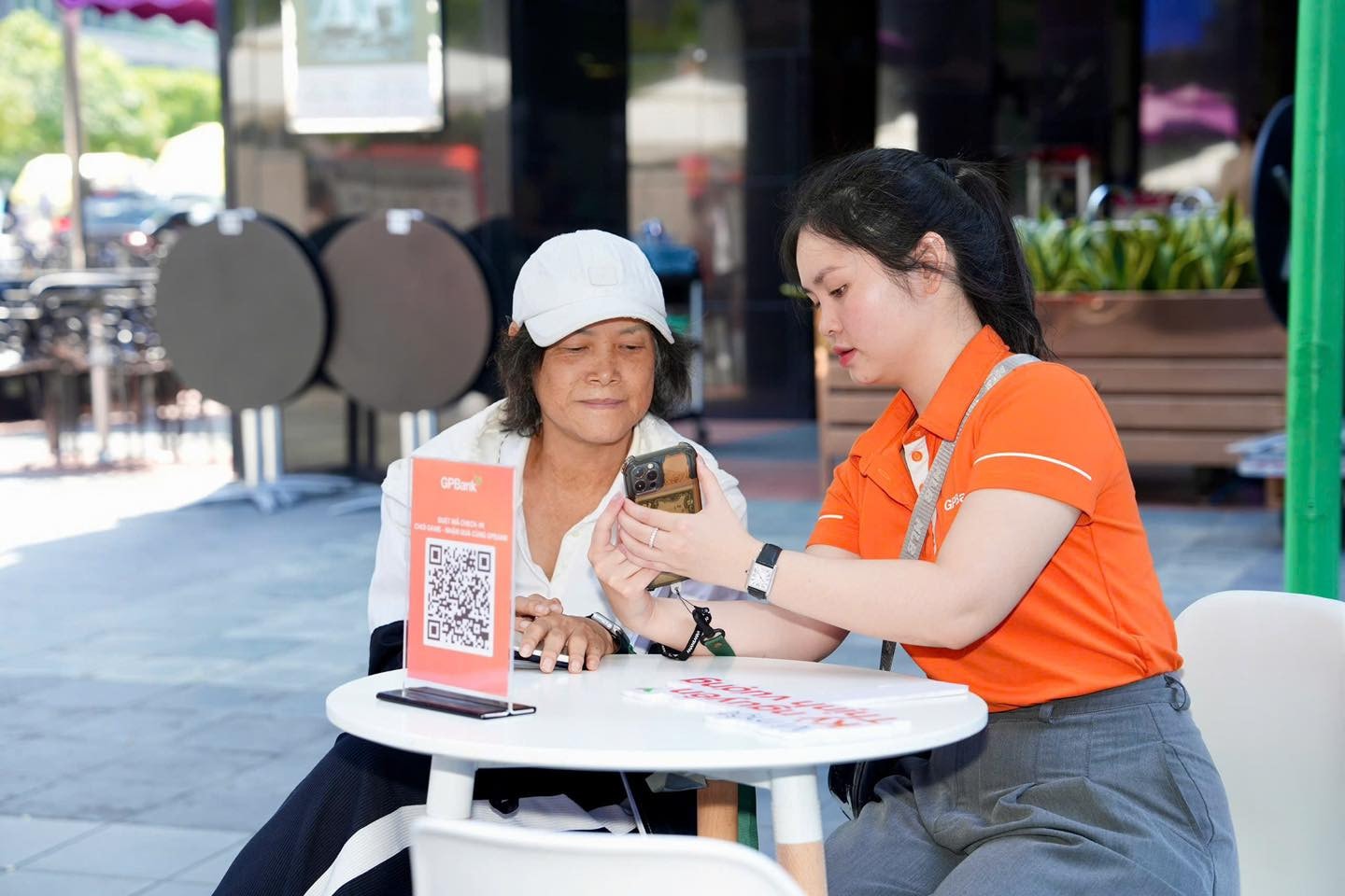 Lãi suất GPBank vượt ngưỡng 9% Khách hàng giao dịch tại ngân hàng GPBank