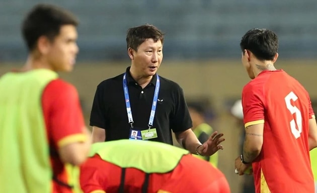 HLV Kim Sang-sik cùng các cầu thủ đội tuyển Việt Nam tập luyện trước trận đấu.