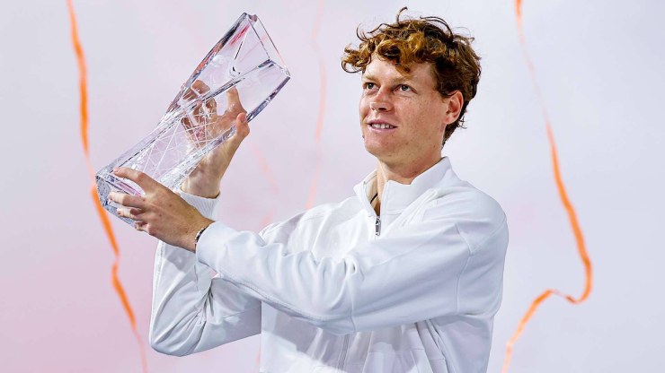 Jannik Sinner nâng cao cúp vô địch Miami Open 2026