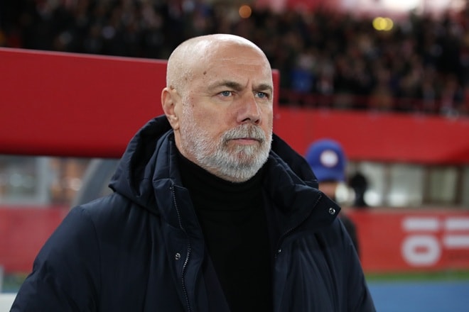 Huấn luyện viên Sergej Barbarez trên sân tập.