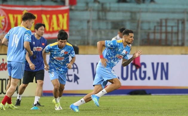 HLV Kim Sang-sik và các cầu thủ Việt Nam trong buổi tập