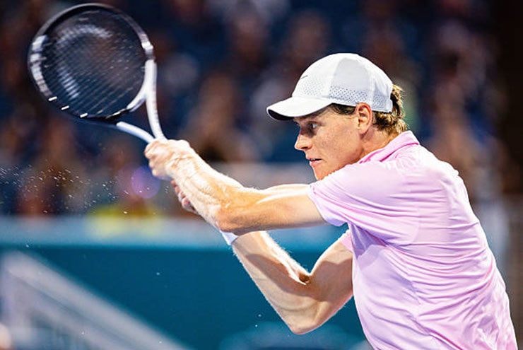 Jannik Sinner thi đấu tại chung kết Miami Open