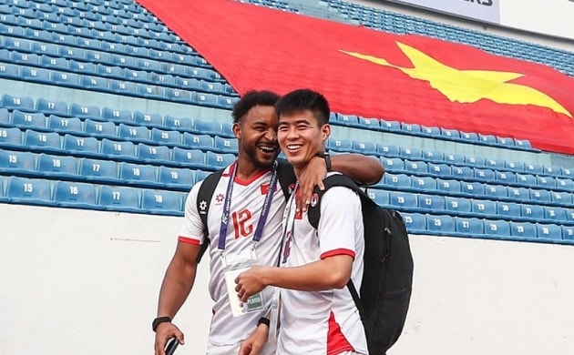 Nguyễn Xuân Son tập luyện tích cực cùng đội tuyển Việt Nam trên sân Thiên Trường.