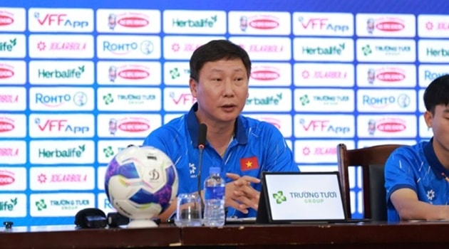 HLV Kim Sang-sik chỉ đạo các cầu thủ đội tuyển Việt Nam trong buổi tập