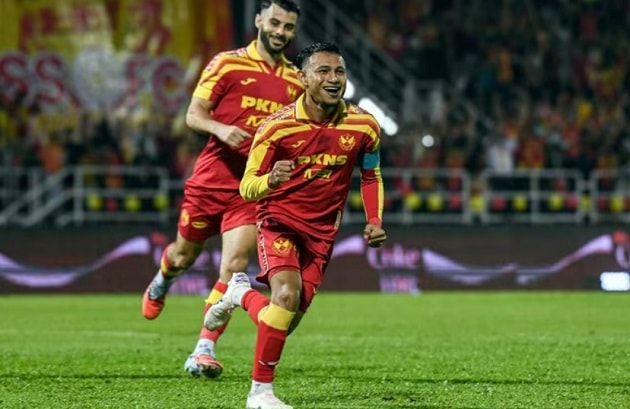 Tiền đạo Faisal Halim của Malaysia đang nỗ lực tập luyện trên sân Thiên Trường.